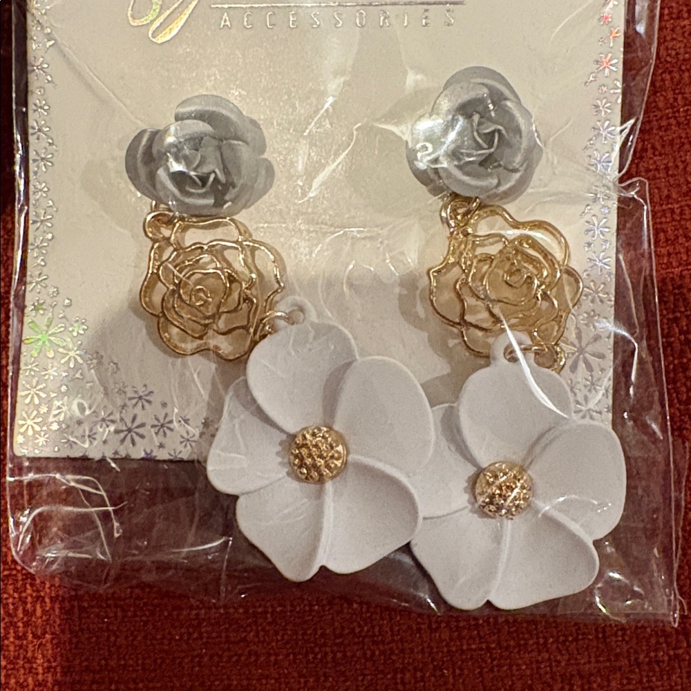 🆕 Elegant Gold and White Floral Dropping Post Earrings - Picture 4 of 4